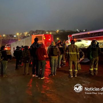 Camión de transporte de personal “Coras” vuelca con 27 pasajeros a bordo