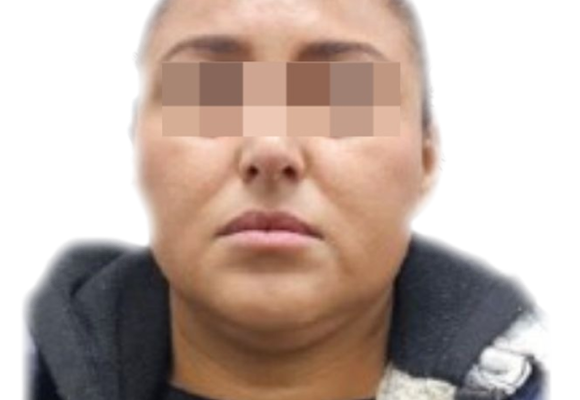 Detienen a mujer en flagrancia por presunto robo de vehículo