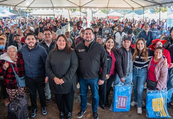 Atiende Ismael Burgueño a vecinos de la colonia La Miramar durante la Jornada del Pueblo