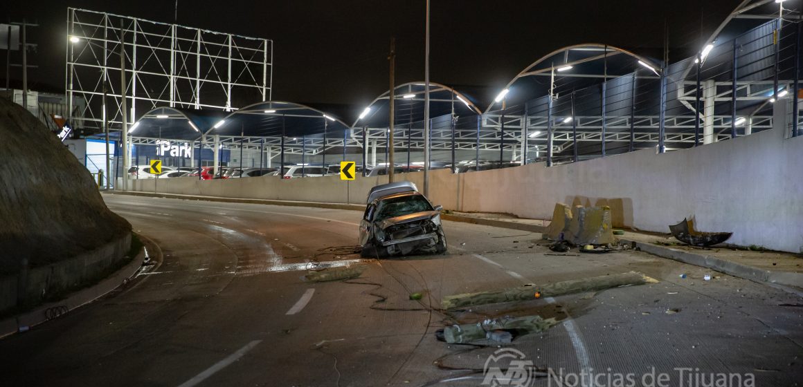 Volcadura en la carretera al Aeropuerto deja a pareja lesionada
