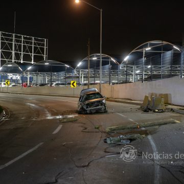 Volcadura en la carretera al Aeropuerto deja a pareja lesionada