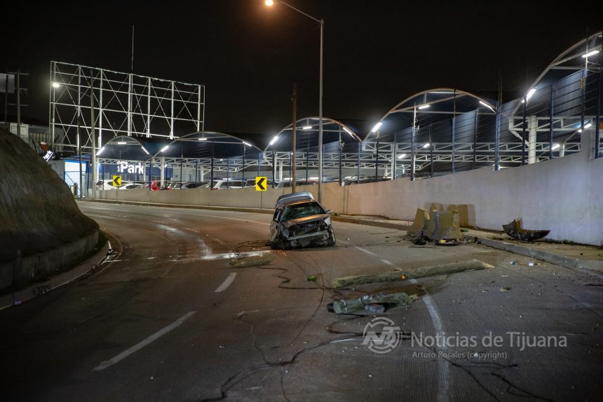Volcadura en la carretera al Aeropuerto deja a pareja lesionada