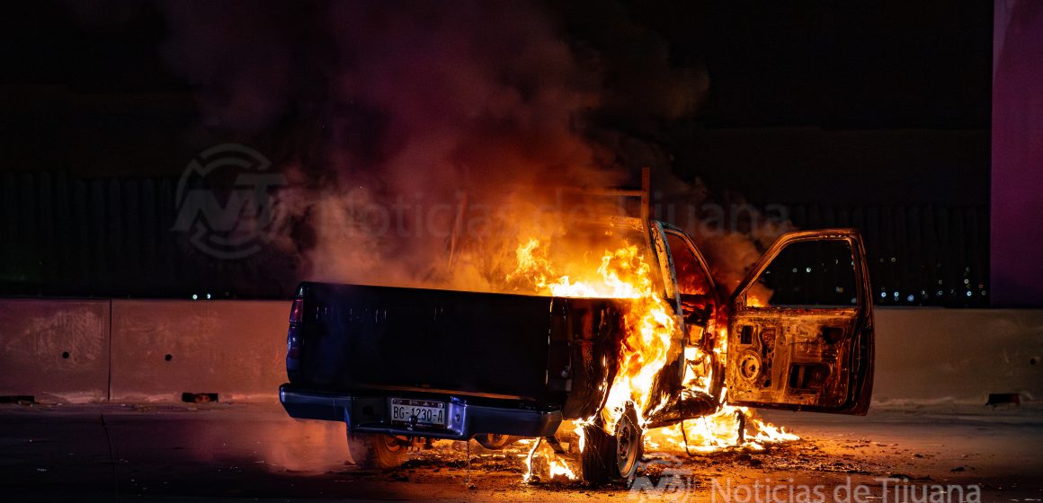 Incendian pick up en la avenida Internacional