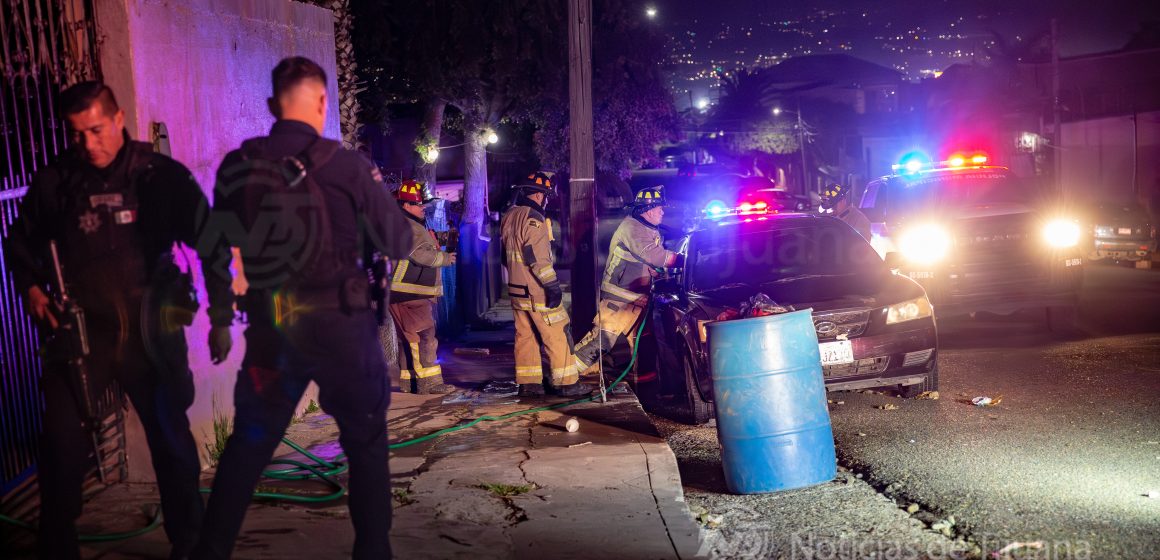 Incendian dos vehículos y frustran colocación de narcomanta en Tijuana