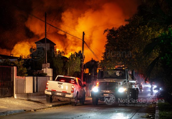 Incendio consume por completo el restaurante La Estancia en Rosarito