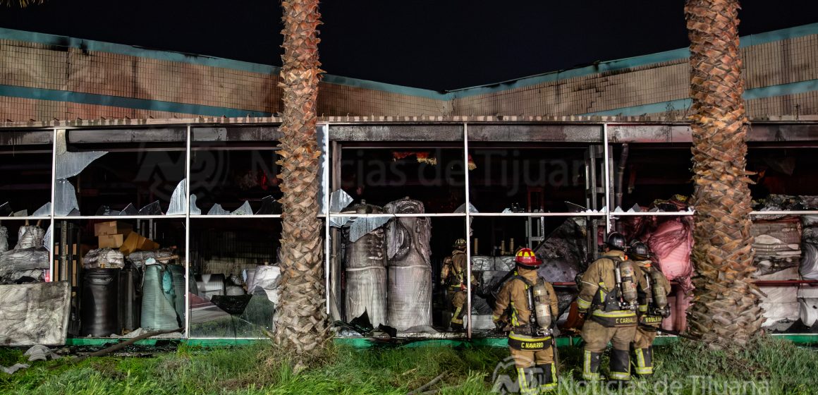Incendio arrasa almacén de foam en Parque Industrial El Florido