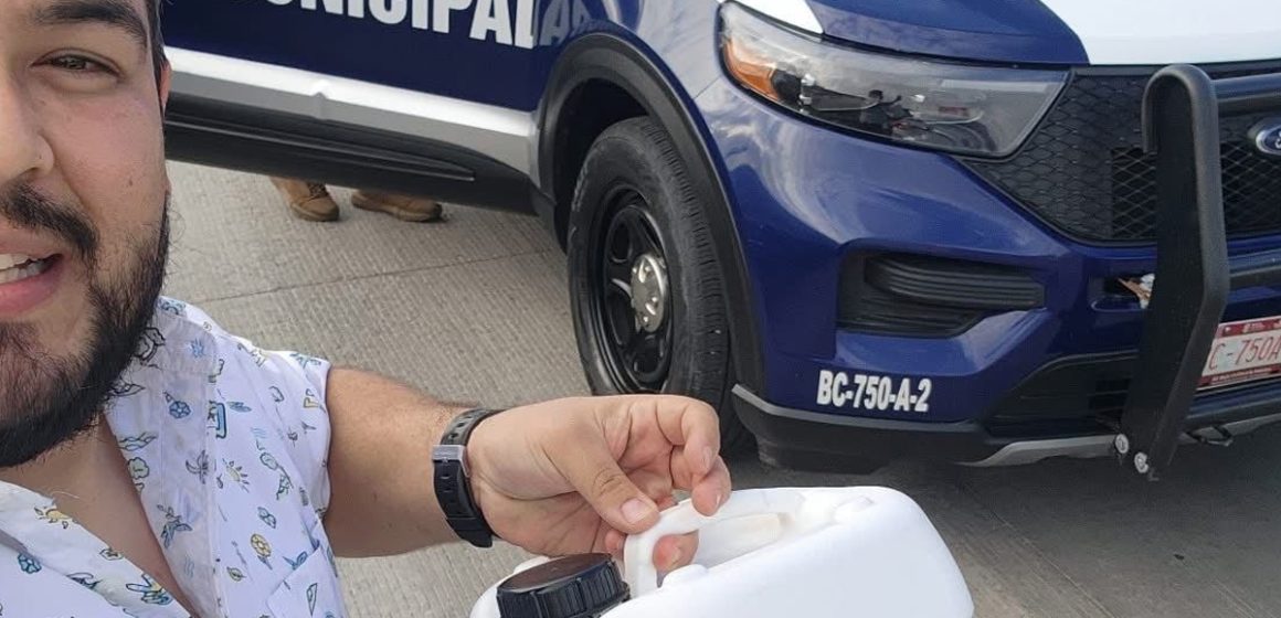 Policías ayudan a automovilista varado y pagan gasolina de su bolsillo