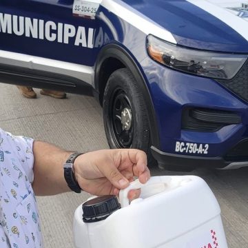 Policías ayudan a automovilista varado y pagan gasolina de su bolsillo