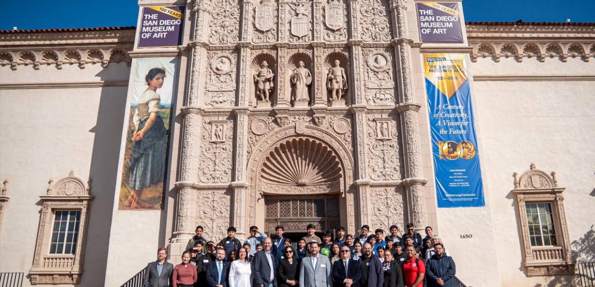Realizan estudiantes de Tijuana recorrido binacional al Museo de Arte de San Diego