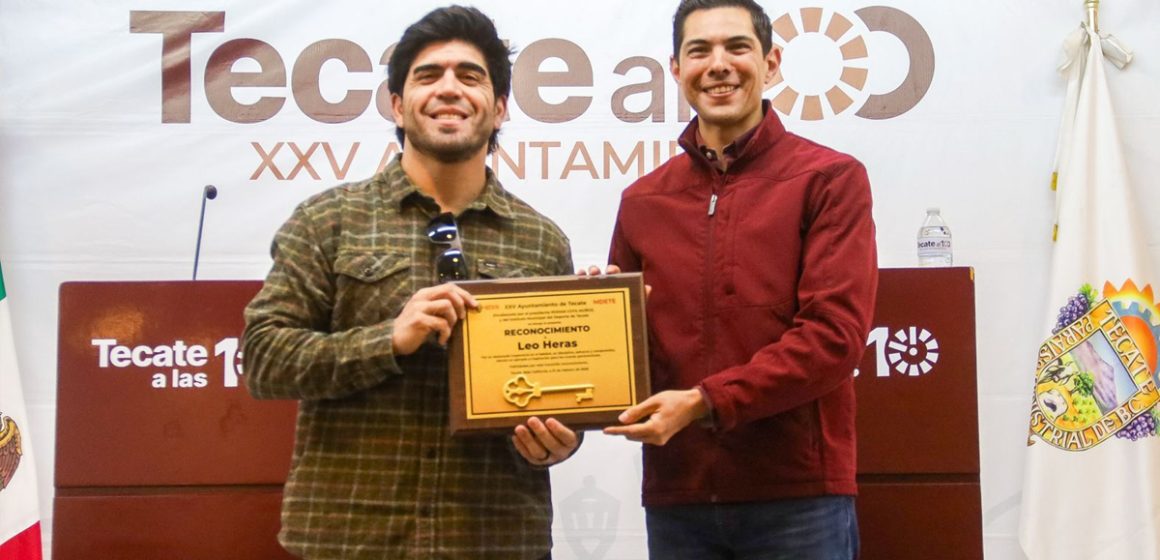 Tecate entrega Llaves de la Ciudad al beisbolista Leo Heras