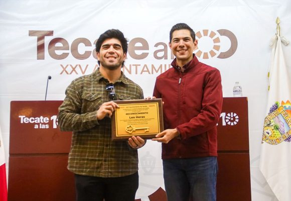 Tecate entrega Llaves de la Ciudad al beisbolista Leo Heras