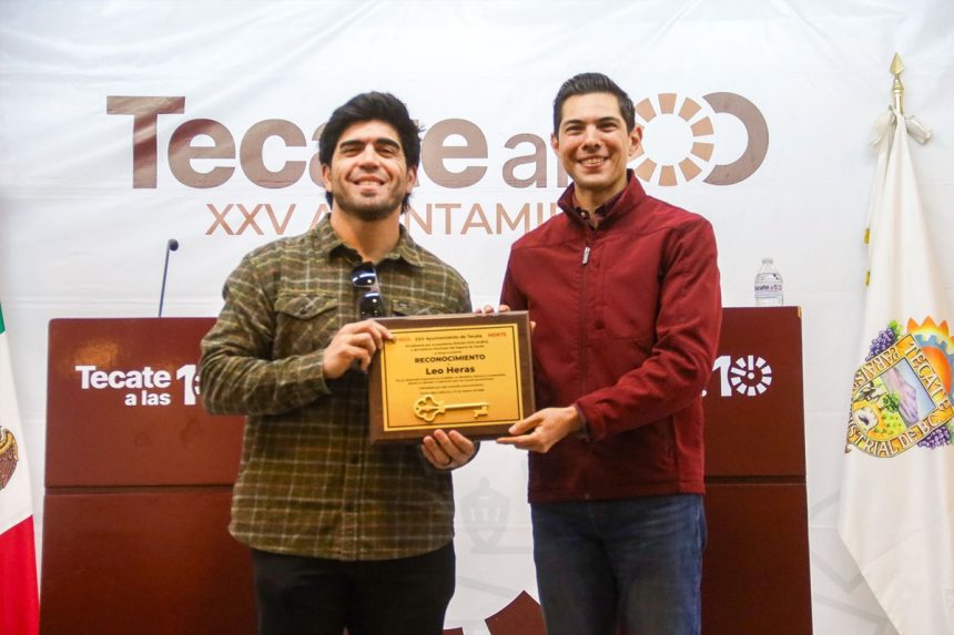 Tecate entrega Llaves de la Ciudad al beisbolista Leo Heras