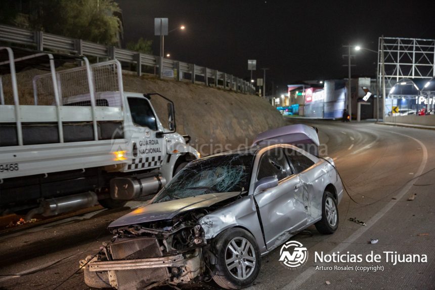 Pareja con aliento alcohólico resulta lesionada tras volcadura en la carretera al Aeropuerto