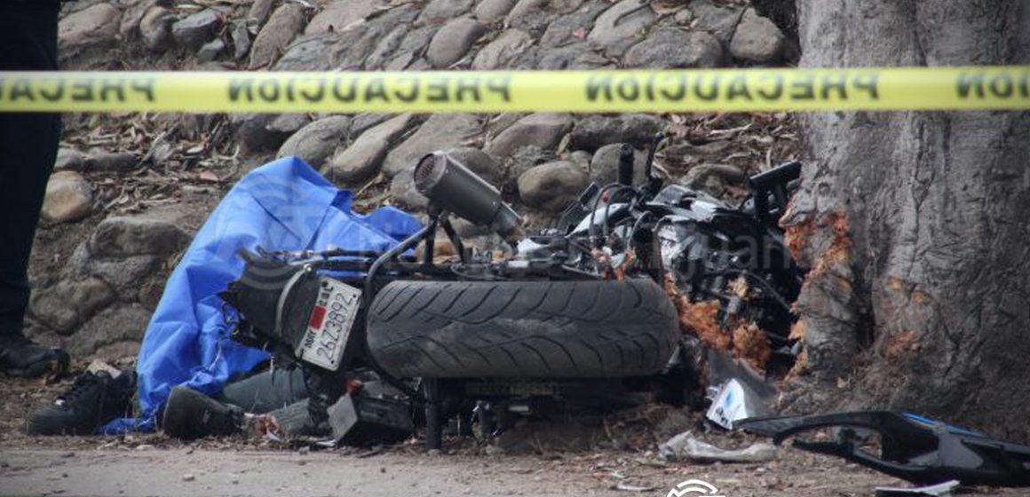Motociclista muere tras chocar contra árbol en Vía Rápida Oriente