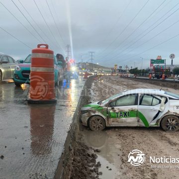 Taxista de 60 años pierde el control y termina en volcadura en el “2000”