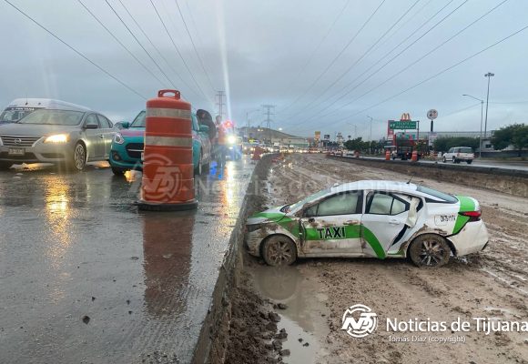 Taxista de 60 años pierde el control y termina en volcadura en el “2000”