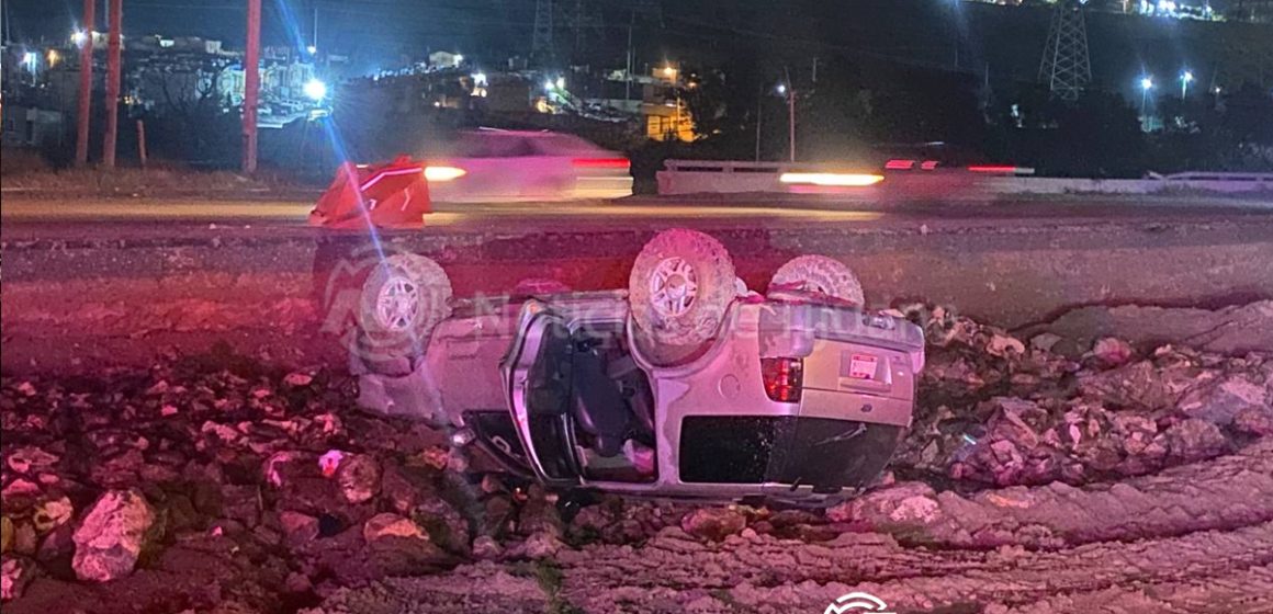 Vuelca en el 2000 y huye; deja la camioneta abandonada en zona de obras