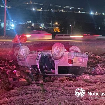 Vuelca en el 2000 y huye; deja la camioneta abandonada en zona de obras