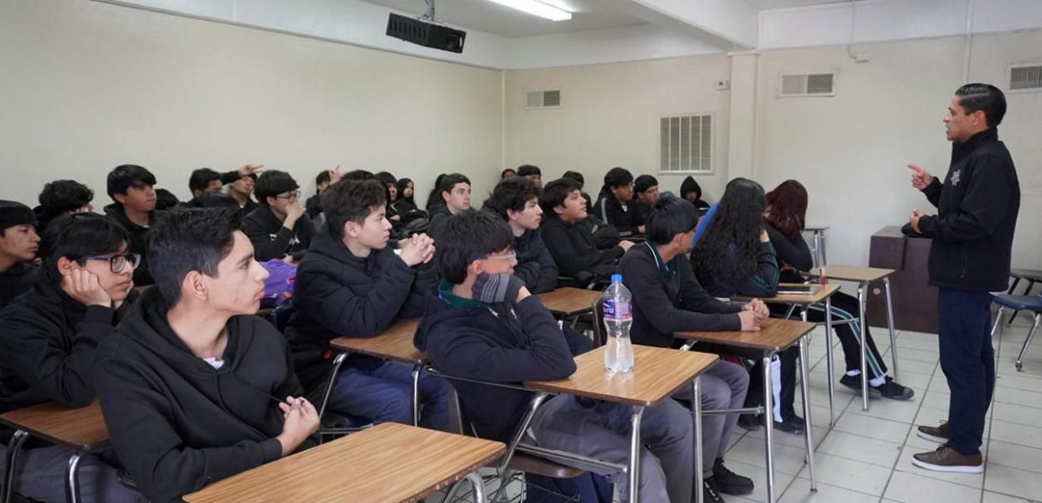 1 Llevan pláticas antiextorsión a preparatoria