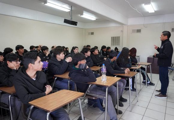 Llevan pláticas antiextorsión a preparatoria