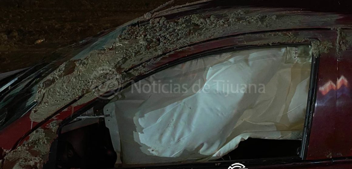 Vuelca vehículo de plataforma en el 2000 tras cerrón de tráiler