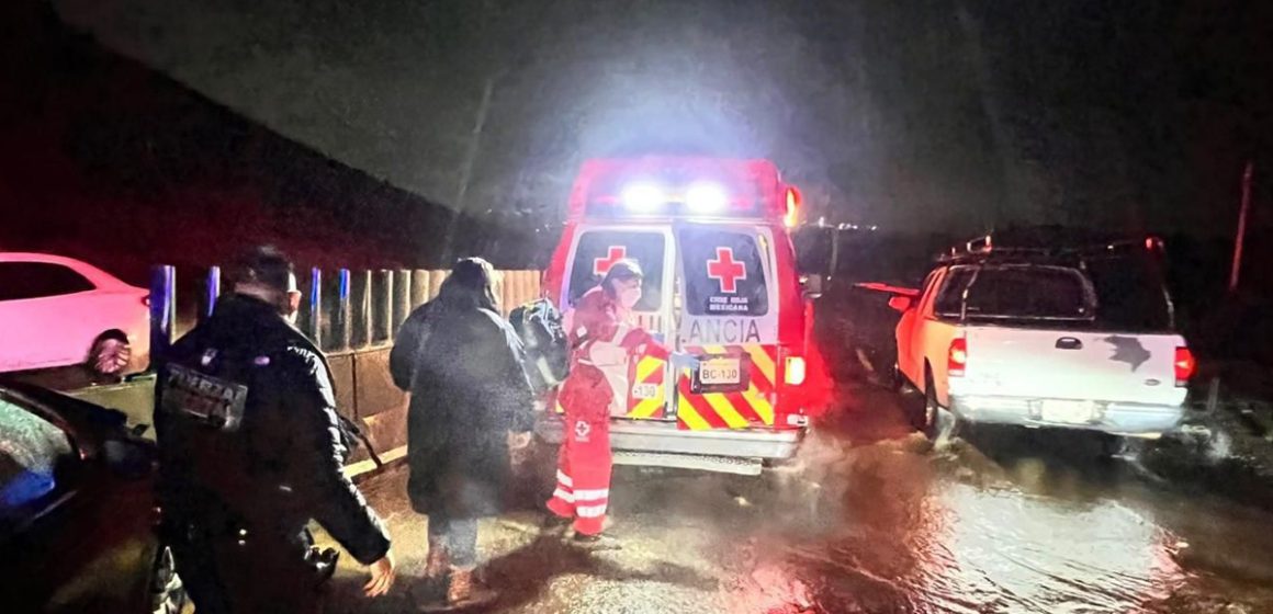 1 Grupo Proteo auxilia a mujer tras accidente en carretera Tecate-Tijuana