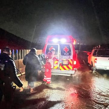 Grupo Proteo auxilia a mujer tras accidente en carretera Tecate-Tijuana