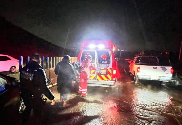Grupo Proteo auxilia a mujer tras accidente en carretera Tecate-Tijuana