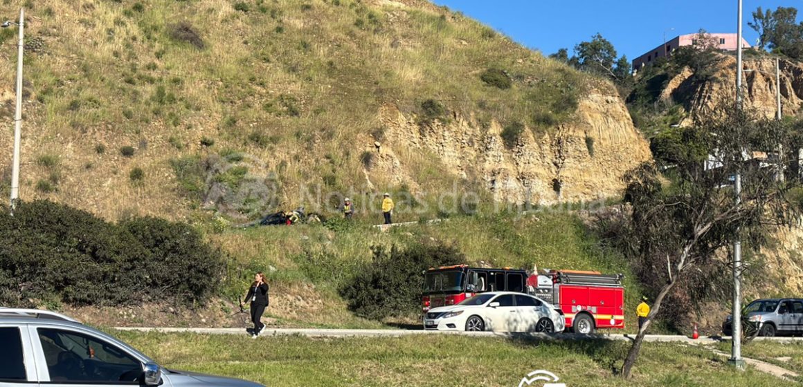 Arde BMW en plena rampa de Los Altos; moviliza a corporaciones en Tijuana