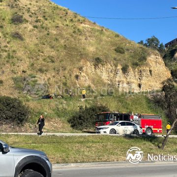1 Arde BMW en plena rampa de Los Altos; moviliza a corporaciones en Tijuana