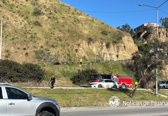 Arde BMW en plena rampa de Los Altos; moviliza a corporaciones en Tijuana