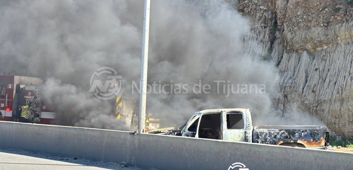 Arde camioneta sobre la Escénica; columnas de humo alarman a conductores rumbo a Playas de Tijuana