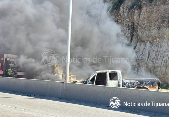 Arde camioneta sobre la Escénica; columnas de humo alarman a conductores rumbo a Playas de Tijuana