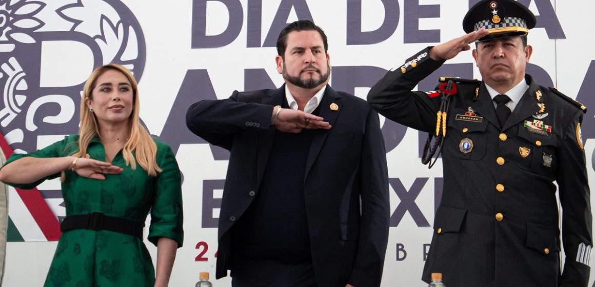 Ismael Burgueño encabeza ceremonia por el Día de la Bandera