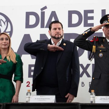 Ismael Burgueño encabeza ceremonia por el Día de la Bandera