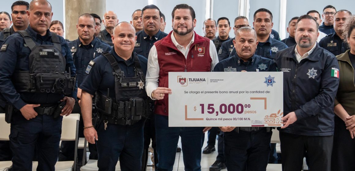 Entregan bono anual a mil 823 policías municipales de Tijuana