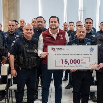 Entregan bono anual a mil 823 policías municipales de Tijuana