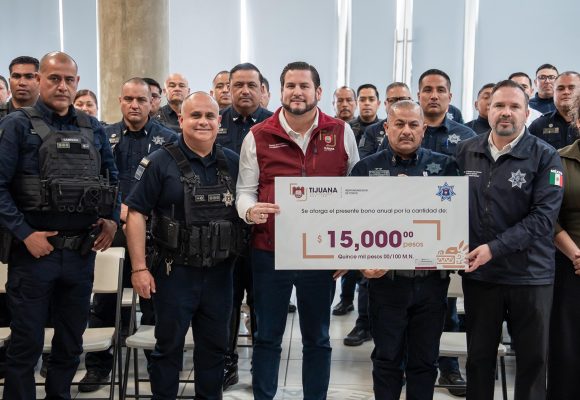 Entregan bono anual a mil 823 policías municipales de Tijuana