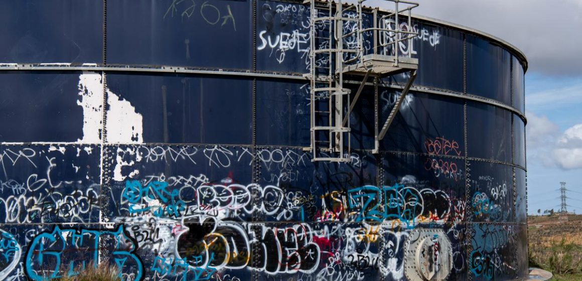 Rehabilitan tanques dañados por vandalismo en la Zona Este