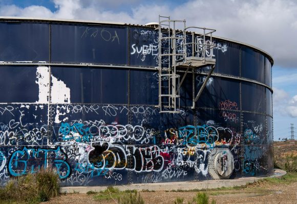 Rehabilitan tanques dañados por vandalismo en la Zona Este