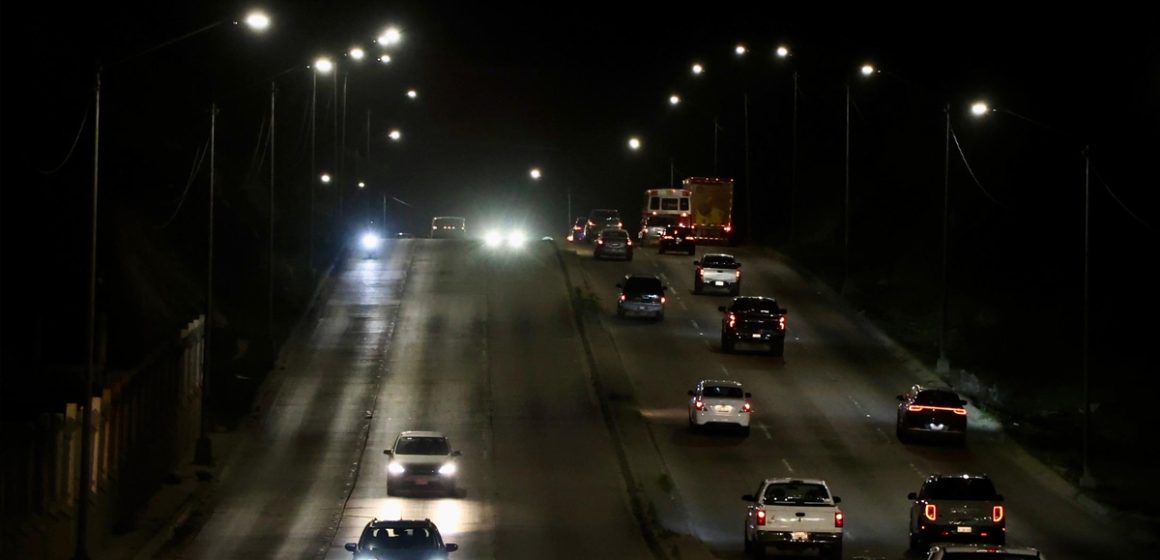 Instalan 119 luminarias LED en la Vía Rápida Oriente