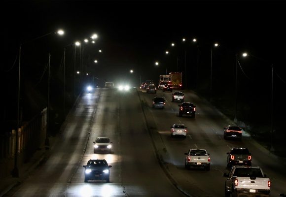 Instalan 119 luminarias LED en la Vía Rápida Oriente