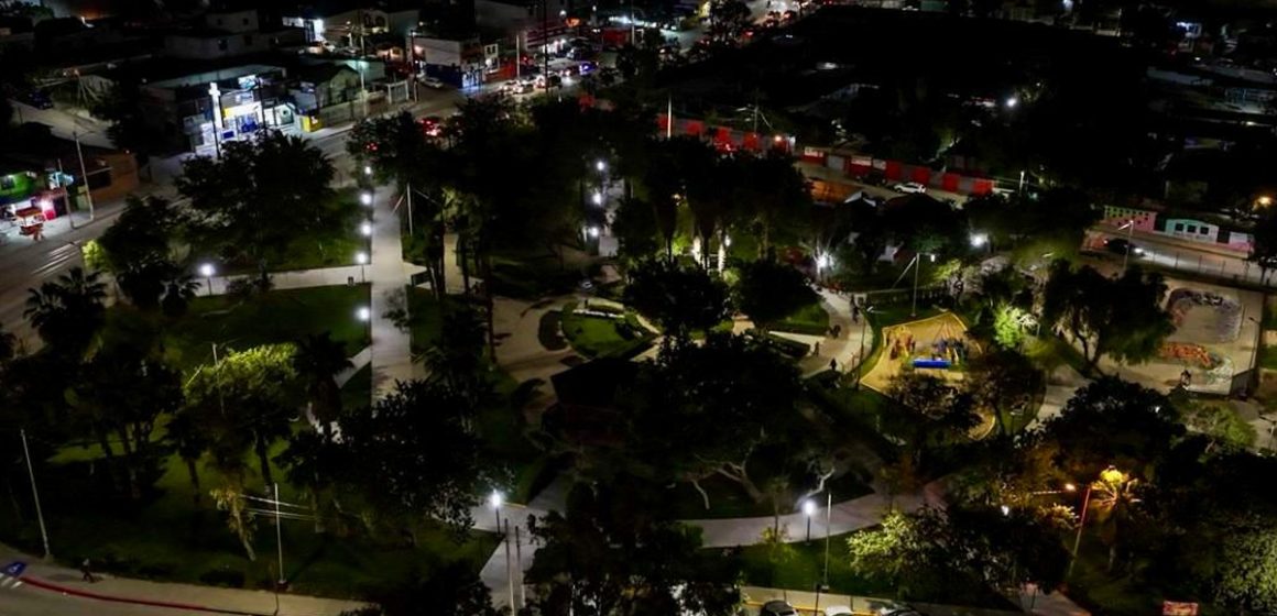 Instalan 36 luminarias en el Parque Ampliación Guaycura