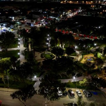 Instalan 36 luminarias en el Parque Ampliación Guaycura
