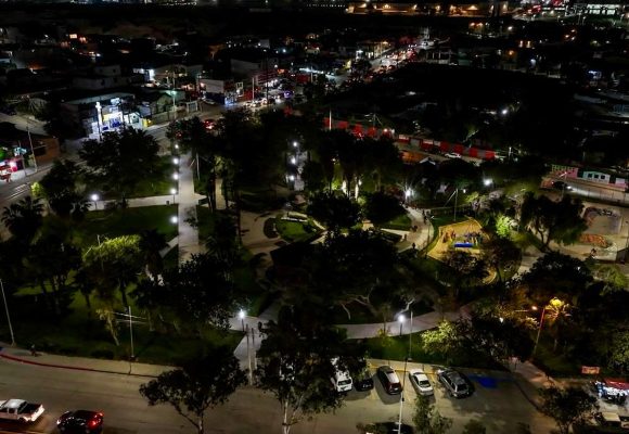 Instalan 36 luminarias en el Parque Ampliación Guaycura