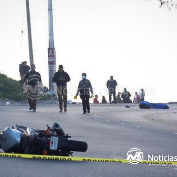 1 Peatón pierde la vida tras ser atropellado; motociclista queda en estado crítico