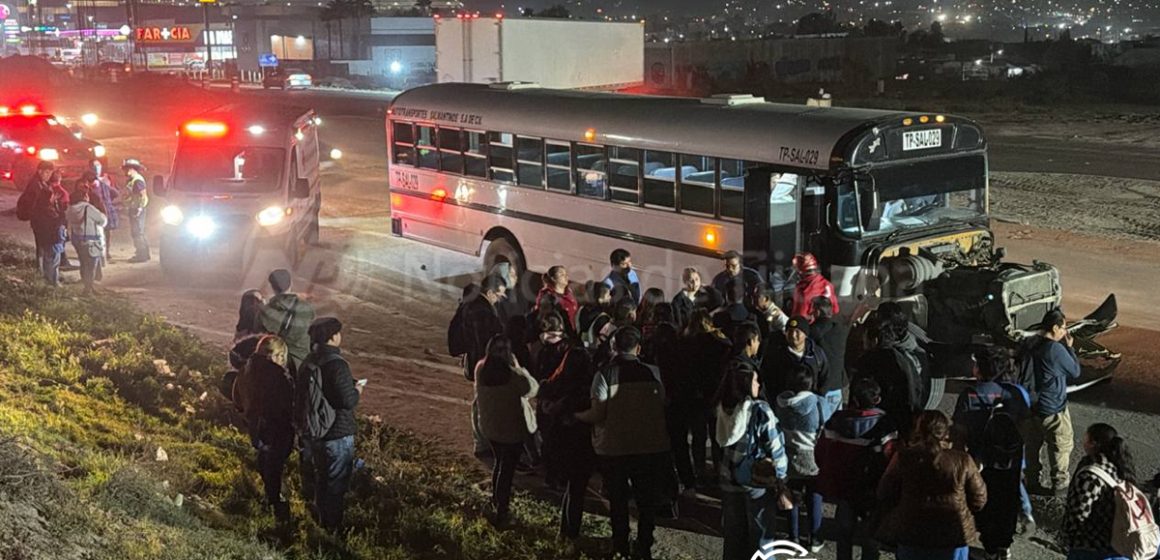 Choque entre camión de personal y tráiler deja 44 lesionados en el bulevar 2000