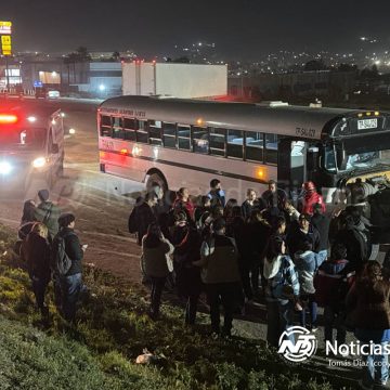 Choque entre camión de personal y tráiler deja 44 lesionados en el bulevar 2000