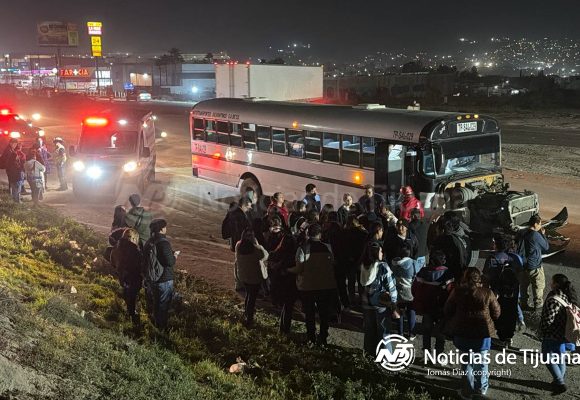 Choque entre camión de personal y tráiler deja 44 lesionados en el bulevar 2000