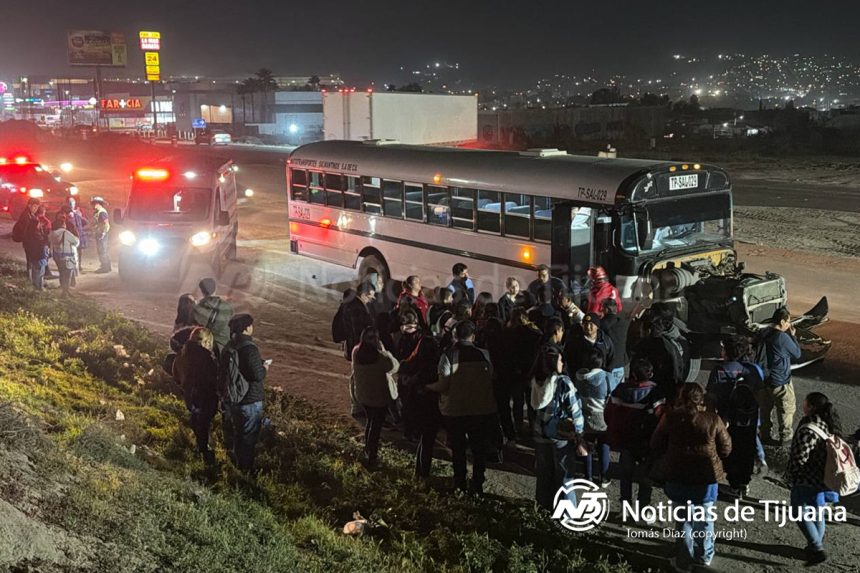 Choque entre camión de personal y tráiler deja 44 lesionados en el bulevar 2000